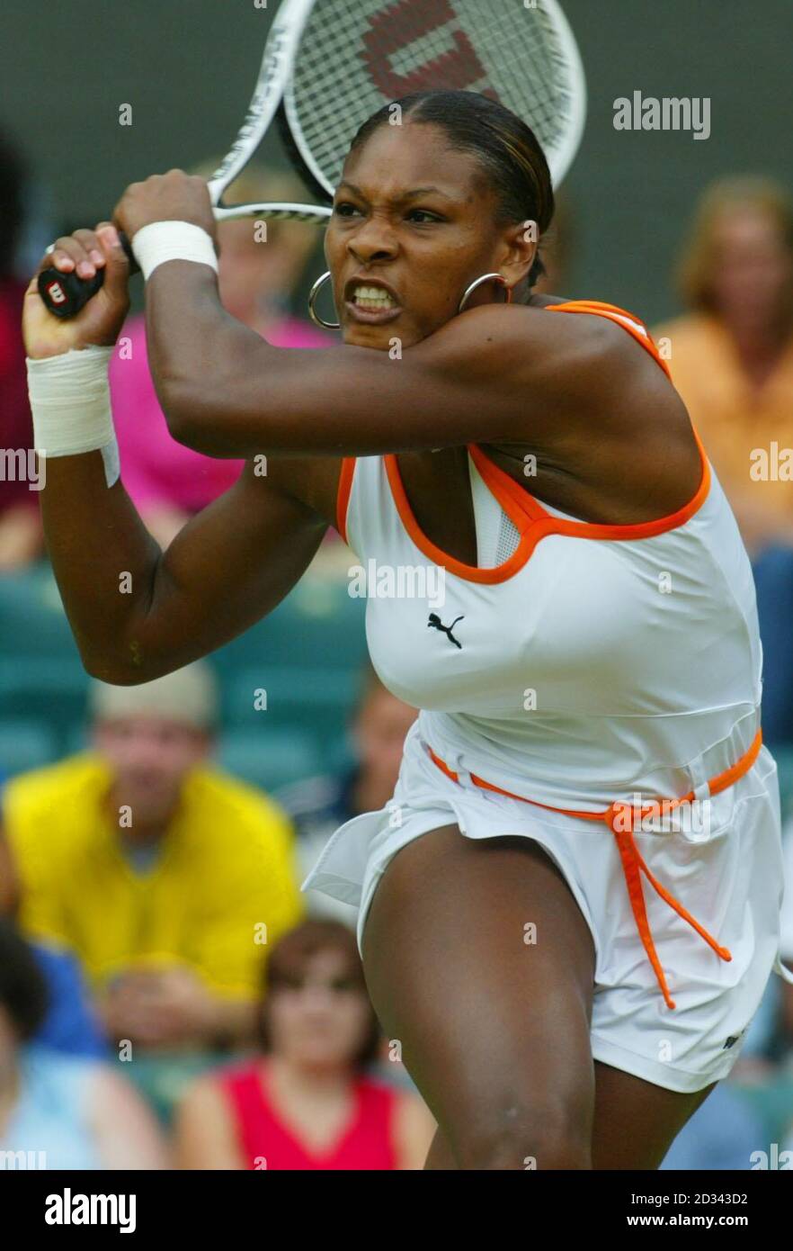 NUR FÜR REDAKTIONELLE ZWECKE, KEINE VERWENDUNG VON MOBILTELEFONEN. Serena Williams aus den USA im Einsatz gegen die Russin Elena Dementieva im vierten Lauf der All England Lawn Tennis Championships in Wimbledon. Stockfoto