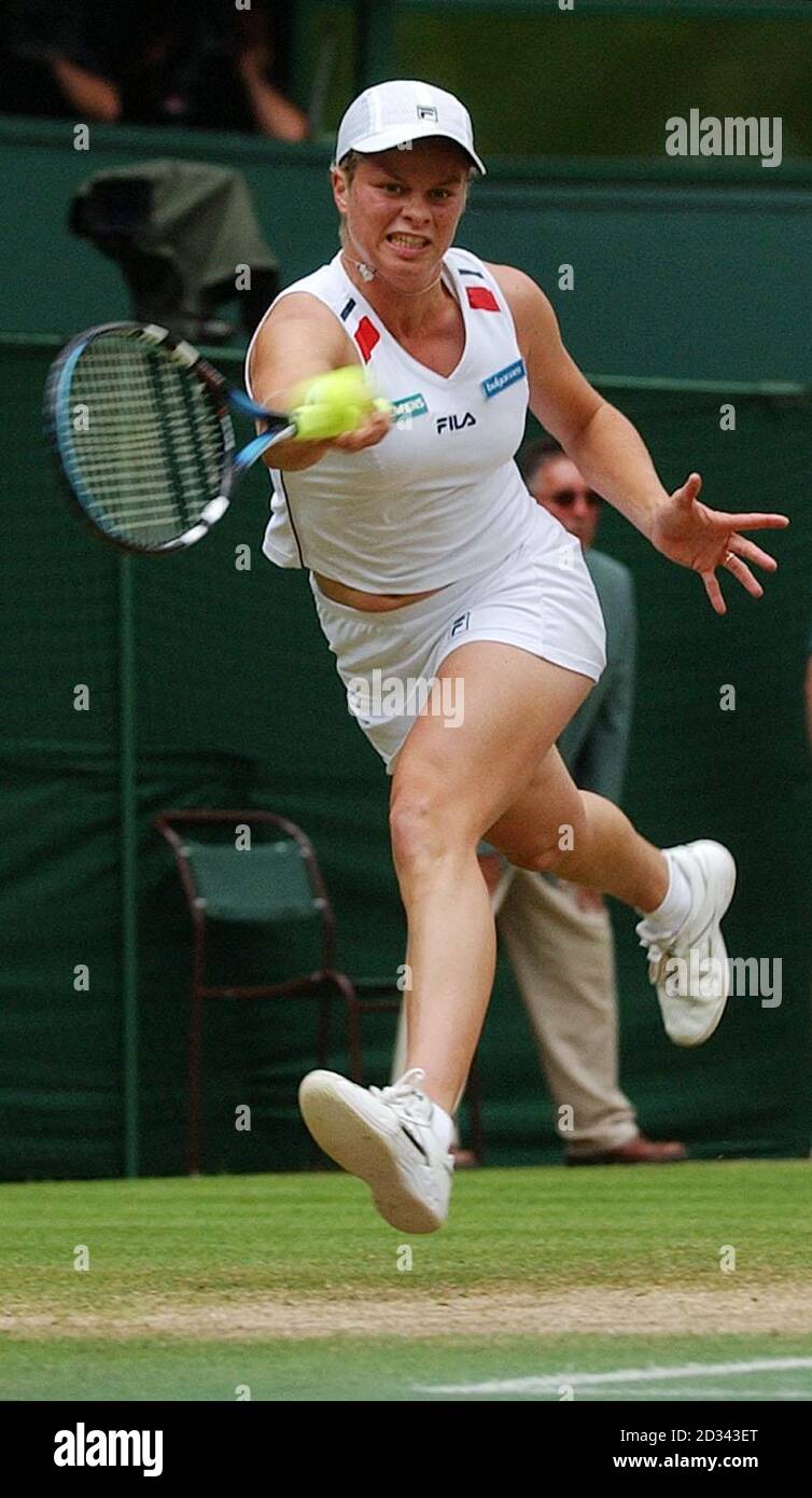 NUR FÜR REDAKTIONELLE ZWECKE, KEINE VERWENDUNG VON MOBILTELEFONEN. Kim Clijsters aus Belgien im Einsatz gegen Venus Williams aus den USA im Halbfinale der Damen bei den All England Lawn Tennis Championships in Wimbledon. Stockfoto