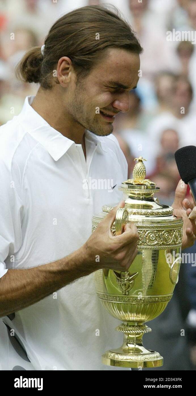 NUR FÜR REDAKTIONELLE ZWECKE, KEINE VERWENDUNG VON MOBILTELEFONEN. Roger Federer aus der Schweiz weint nach seinem Sieg über Mark Philippoussis aus Australien im Herrenfinale 7:6/6:2/7:6 bei den All England Lawn Tennis Championships in Wimbledon. Stockfoto