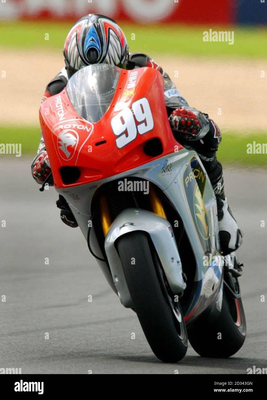 Der britische und Proton-Fahrer Jeremy McWilliams beim MotoGP-Qualifying beim Cinzano British Grand Prix, Donington Park, Leicestershire. Stockfoto