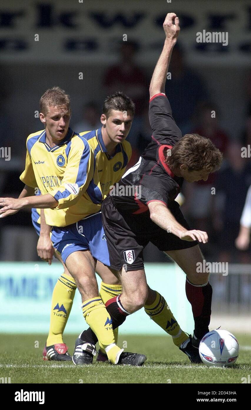 Fulhams Facundo Sava wird von Torquays Verteidigern Craig Taylor (L) und David Woozley (Mitte) während ihres Vorsaison-Freunds auf Torquays Plainmoor-Gelände angegangen. Stockfoto