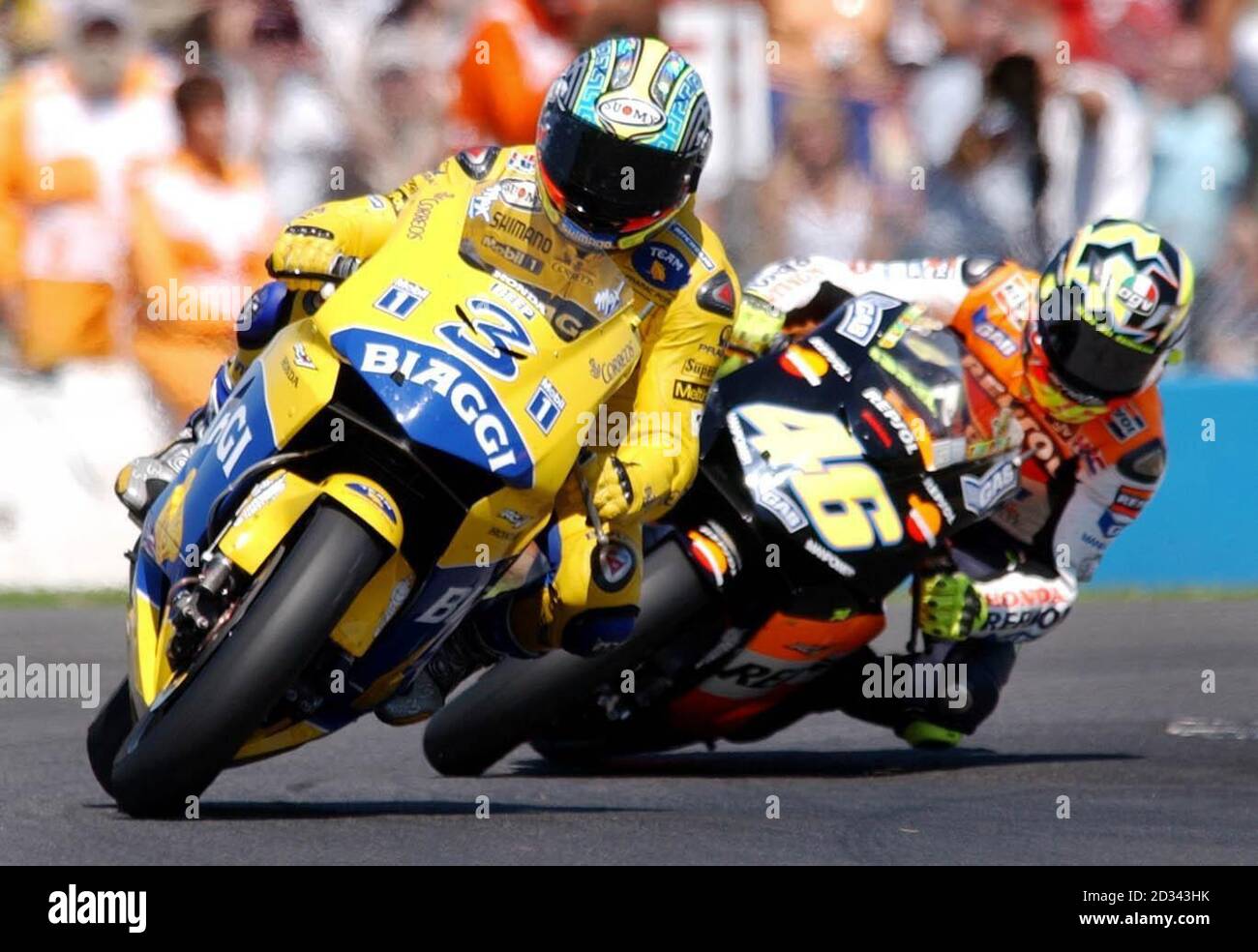 Der Fahrer Max Biaggi (3) aus Italien und Honda sowie Valentino Rossi (46) beim Cinzano MotoGP British Grand Prix, Donington, Leicestershire. Stockfoto
