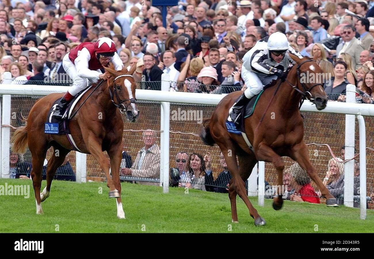 Kieren Fallon auf dem River Belle (R) gewinnt die Prinzessin Margaret Stakes bei Ascot von der Frankie Dettori geritten Rosedefight. Stockfoto