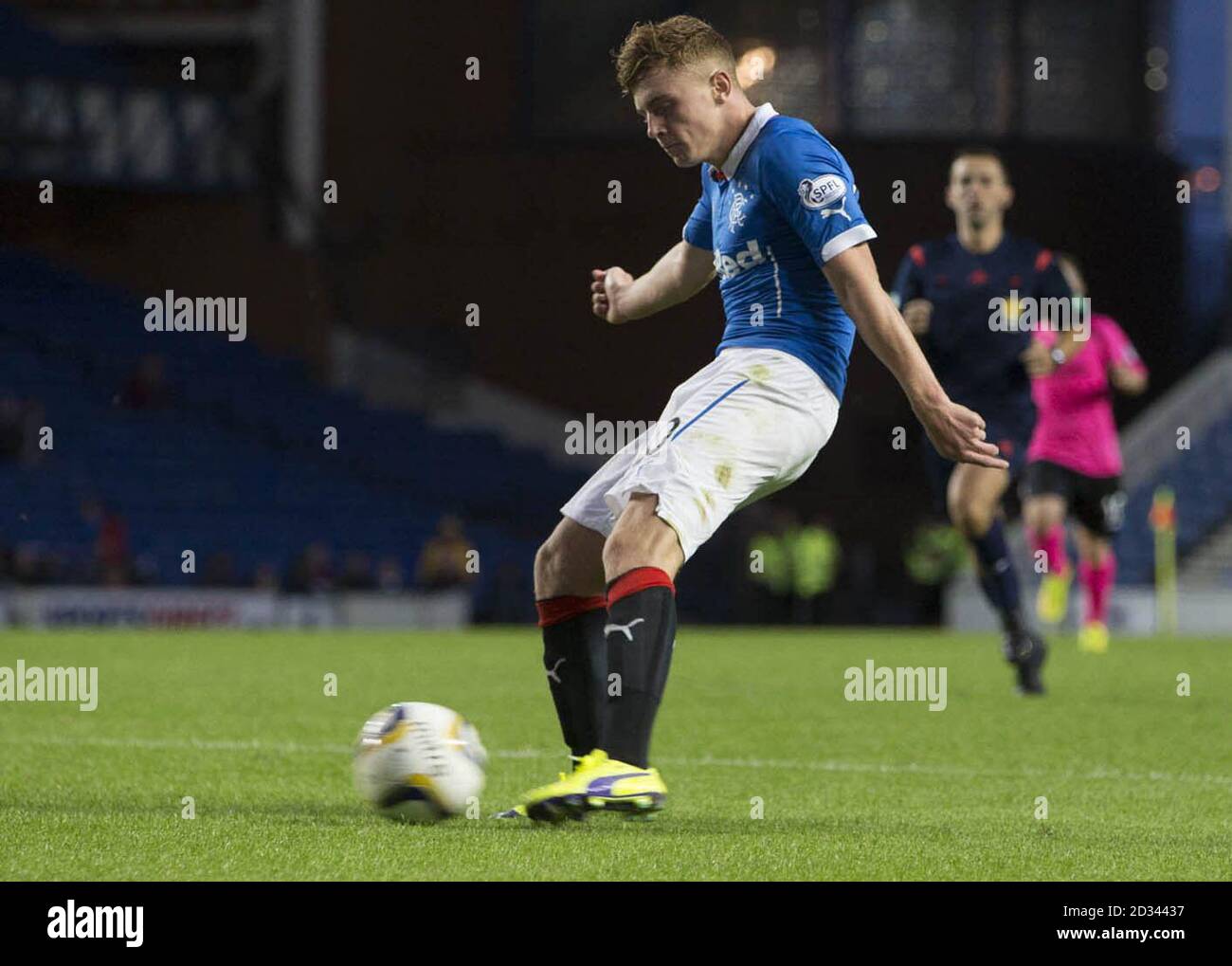 Lewis Macleod von den Rangers erzielt beim Petrofac Training Cup in der zweiten Runde im Ibrox Stadium in Glasgow den sechsten Treffer. Stockfoto