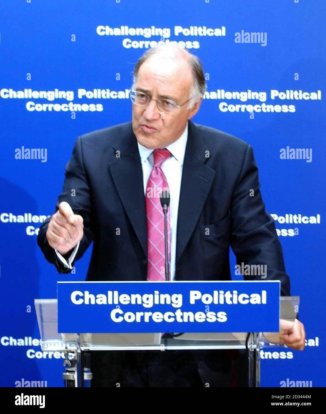 Tory-Chef Michael Howard kündigte heute eine umfassende Konsultation zu Kinderschutzgesetzen an, in der behauptet wird, dass die derzeitige Gesetzgebung zu einem exzessiven "Mollycoddling" von Jugendlichen geführt habe. Er sagte, es sei wichtig sicherzustellen, dass das Gesetz nicht "pervers" angewandt wird, was ein "Ungleichgewicht" zwischen den Rechten der Kinder und den legitimen Rechten der Eltern schafft. Der konservative Führer Michael Howard während seiner herausfordernden politischen Korrektheit bei Stafford. Stockfoto