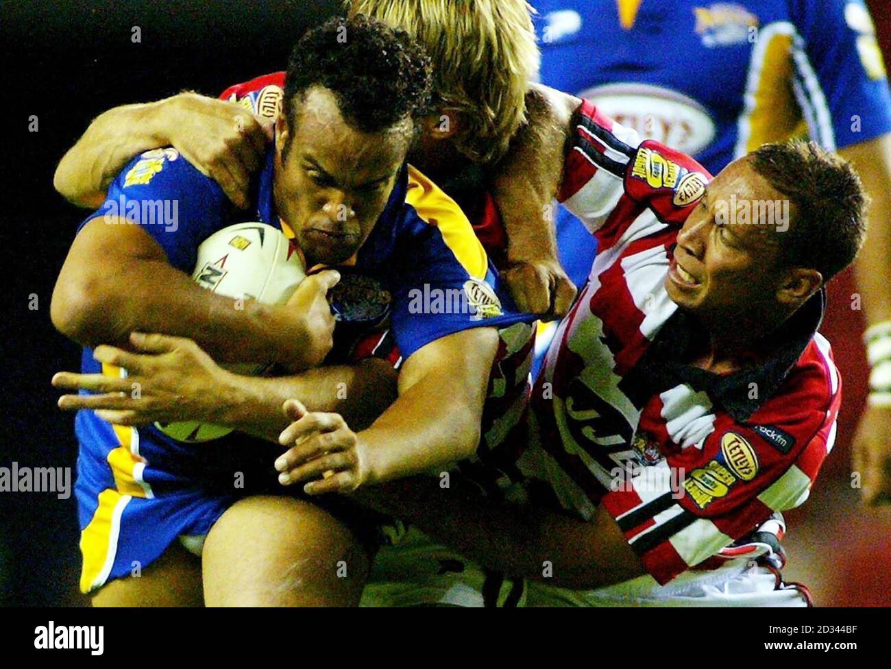 Adrian Lam von Wigan Warriors (rechts) bekämpft Jamie Jones-Buchanan von Leeds Rhinos während ihres Tetley's Super League-Spiels im JJB Stadium, Wigan. *NUR FÜR REDAKTIONELLE ZWECKE* Stockfoto