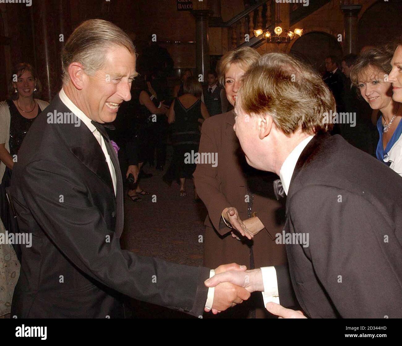 Der Prinz von Wales schüttelt sich die Hände mit Lord Andrew Lloyd-Webber, nachdem er mit Camilla Parker-Bowles im Palace Theatre im Londoner West End ankam, für die Royal Gala Charity-Aufführung von Lord Lloyd webbers Musical "The Woman in White". Stockfoto