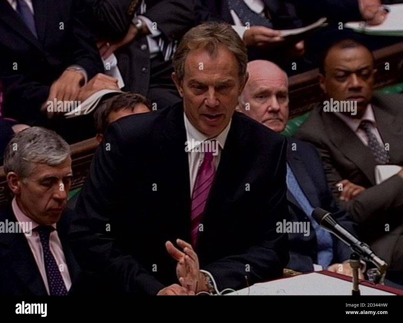 Der britische Premierminister Tony Blair während seiner wöchentlichen Fragestunde im Unterhaus in London. Wir werden darauf hingewiesen, dass Videoaufnahmen nicht später als 48 Stunden nach der Ausstrahlung des Programms von Tageszeitungen verwendet werden dürfen, ohne dass der Urheberrechtsinhaber seine Zustimmung erteilt hat. ALLE FERNSEHER UND INTERNET-AUSGANG. Stockfoto