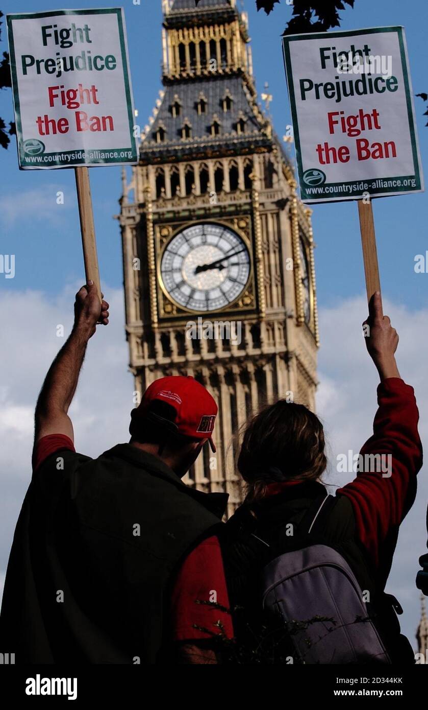 Zwei pro-jagende Demonstranten nehmen an einer Kundgebung auf dem Parliament Square in London Teil, bevor sie darüber debattieren, ob die Jagd verboten werden soll. Stockfoto