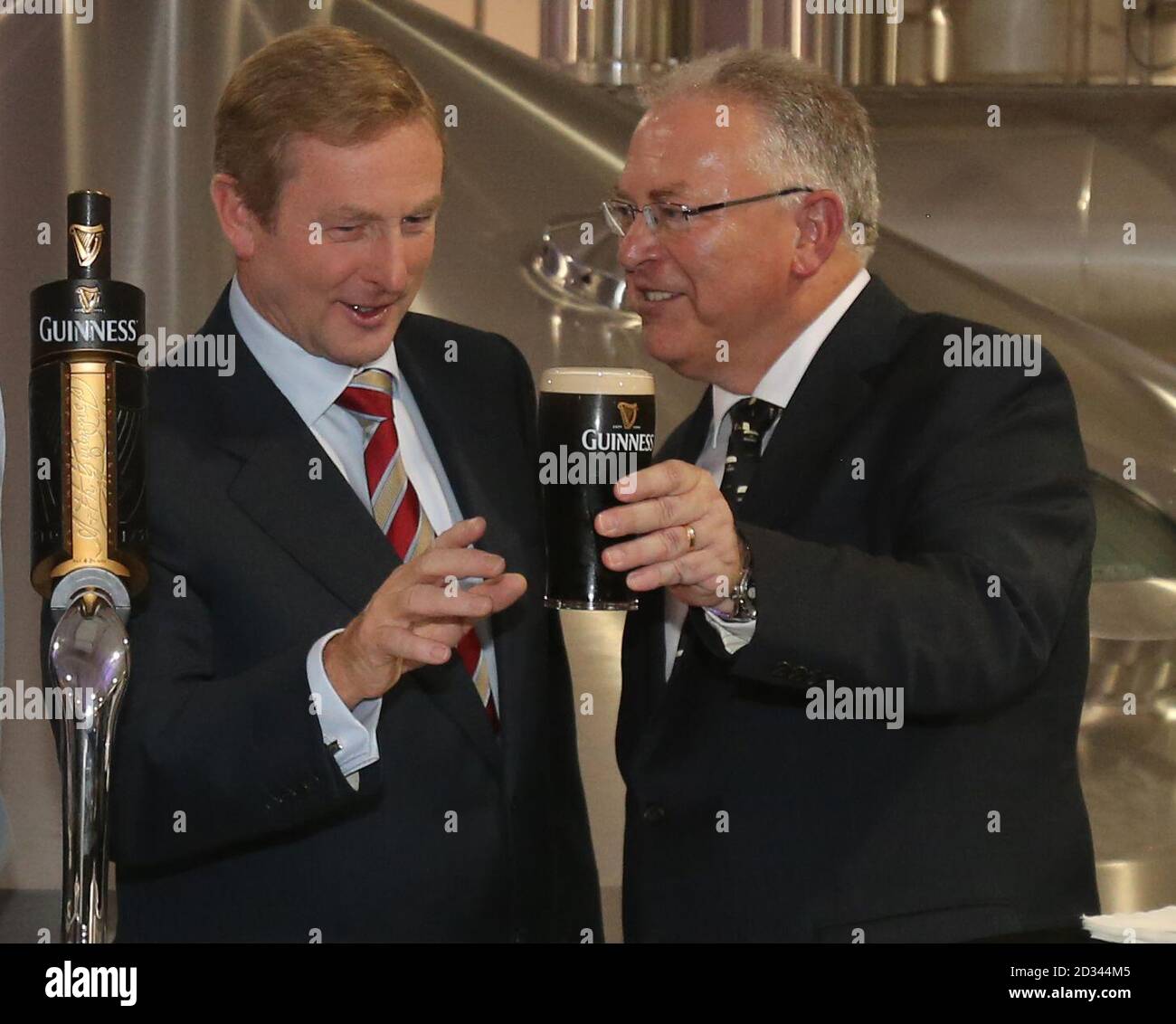(Von links nach rechts) Taoisech Enda Kenny und Paul Armstrong von Diagio bei der Eröffnung des neuen Brewhouse Nr. 4, der 169 Millionen Euro modernen Brauerei am St. James's Gate, Dublin. Stockfoto