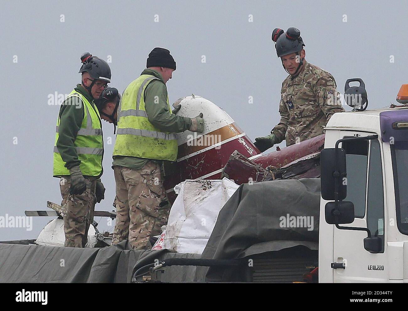 HM Coastguard und Rettungskräfte Bergen das Wrack eines Agusta Bell 206 Hubschraubers von steilen Klippen in Selwick Bay, Flamborough Head, in East Yorkshire. Stockfoto