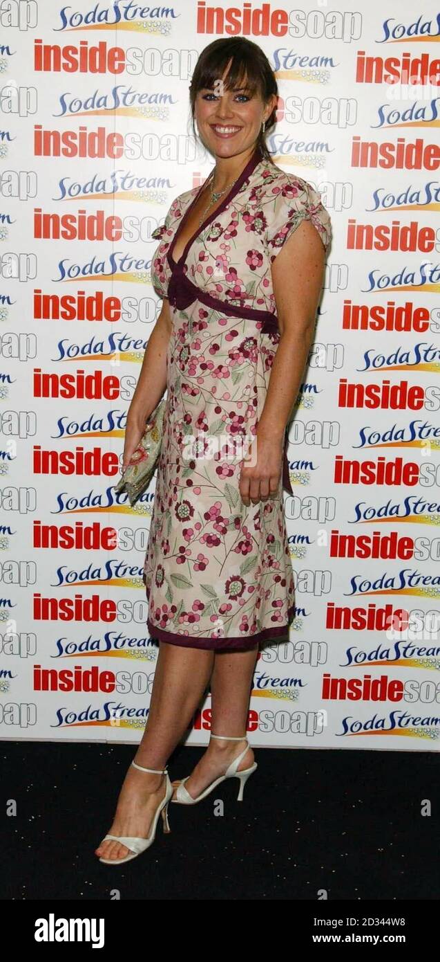 EastEnders Schauspielerin Jill Halfpenny kommt für die Inside Soap Awards 2004 in der Atlantic Bar in der Glasshouse Street im Zentrum von London an. Stockfoto
