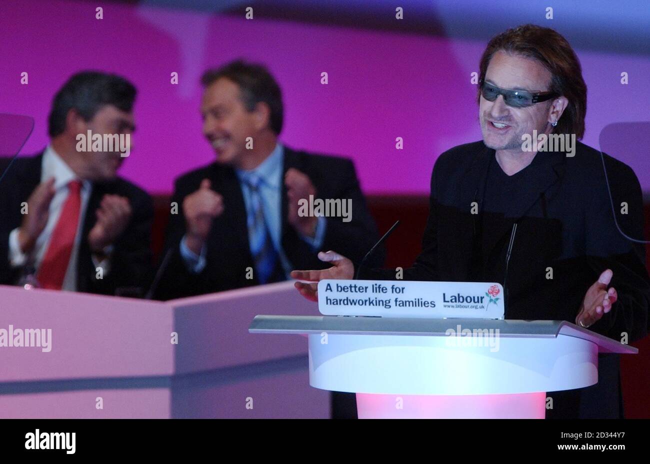 Der U2-Sänger und Musiker Bono spricht auf der Labour Party Konferenz in Brighton über den Schuldenerlass der Dritten Welt unter der Beobachtung von Premierminister Tony Blair und Kanzler Gordon Brown. Stockfoto