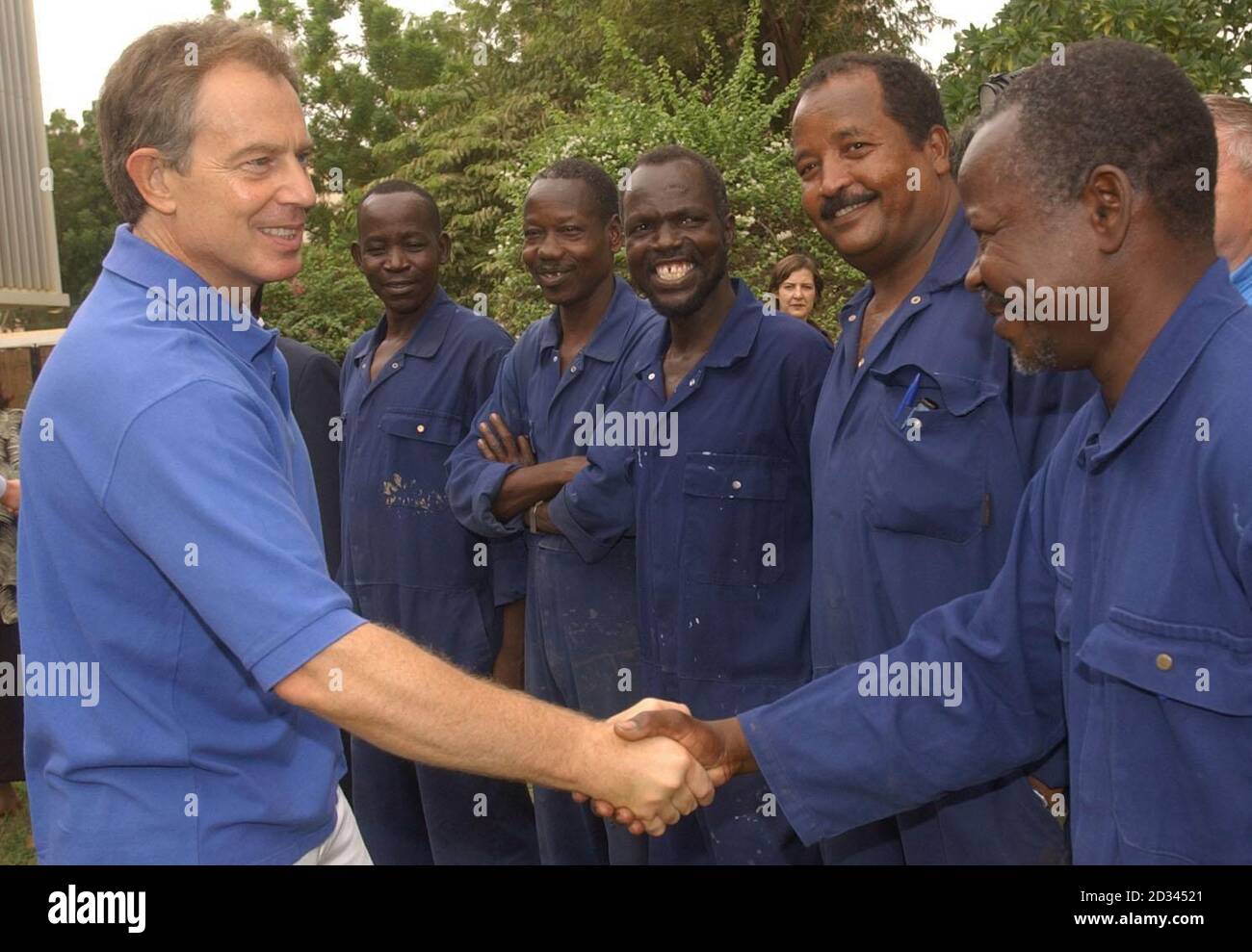 Tony Blair trifft Mitarbeiter der britischen Botschaft in Khartum bei seinem eintägigen Besuch im Sudan. Stockfoto