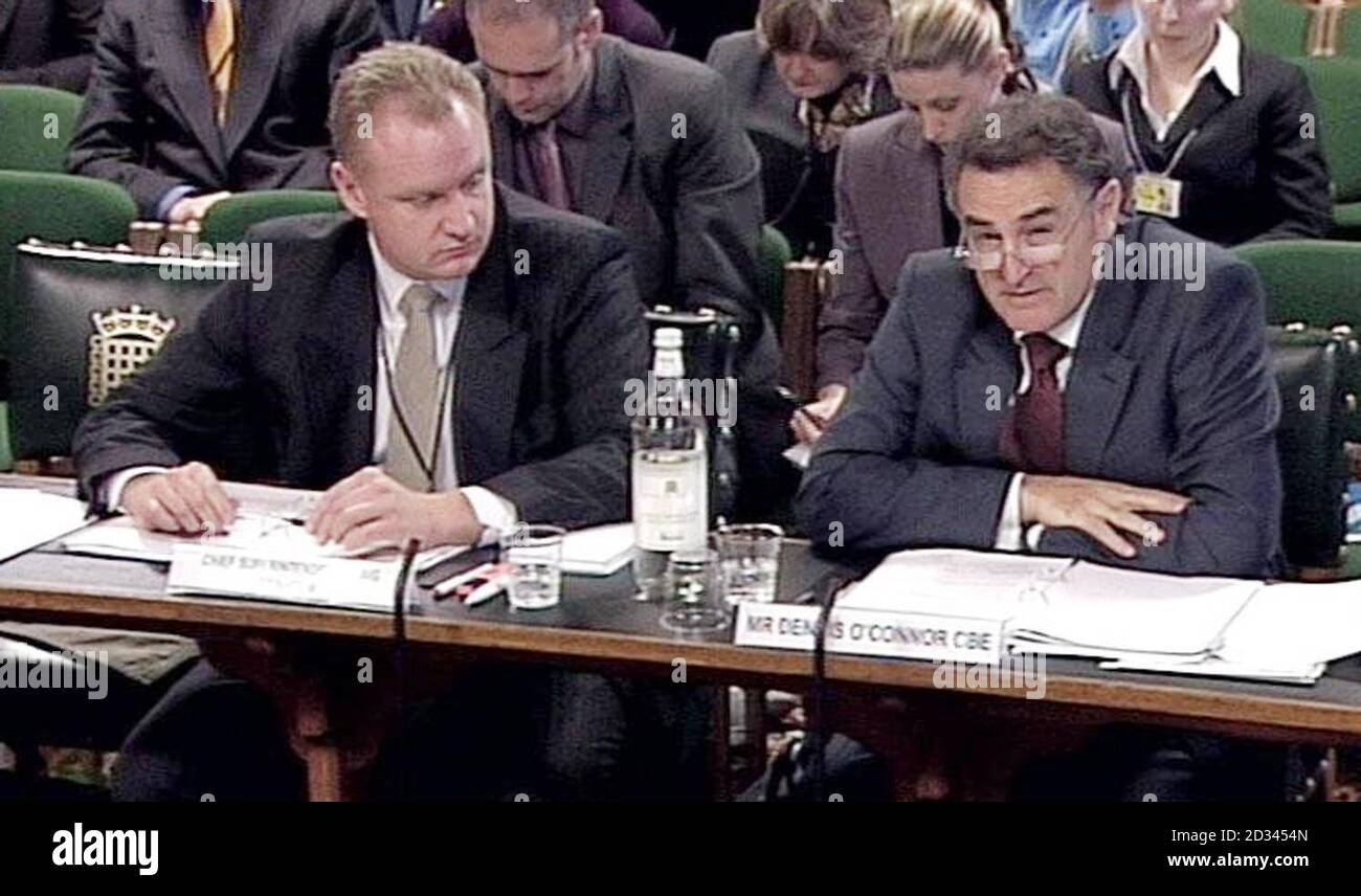 Der Detective Chief Superintendent Craig Denholm (links) von der Polizei von Surrey und dem ehemaligen Chief Constable Denis O' Connor der Streitkräfte, der dem Verteidigungsausschuss des Unterhauses, der die Sorgfaltspflicht in Erstausbildungseinrichtungen in allen drei Diensten der Streitkräfte untersucht, Beweise gibt. Detektive der Polizei von Surrey haben den Tod von vier Soldaten bei der Ausbildung in der Princess Royal Barracks in Deepcut untersucht. In einem Bericht der Streitkräfte wurde die Mod aufgefordert, eine „umfassendere Untersuchung“ in Bezug auf Selbstverletzung, Selbstmord und unerklärliche Todesfälle in den Reihen in Erwägung zu ziehen, und sie aufgefordert, sich zu stellen Stockfoto