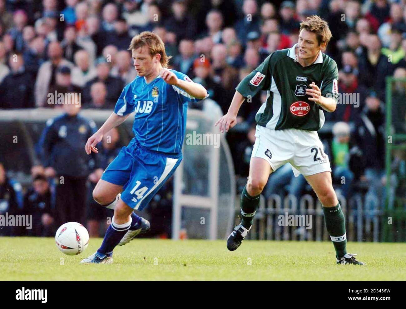 Wigans Alan Mahon (links) kommt bei ihrem Coca-Cola Championship-Spiel im Home Park, Plymouth, am Samstag, 16. Oktober 2004, an Plymouth Argyles Steve Adams vorbei. DIESES BILD KANN NUR IM RAHMEN EINER REDAKTIONELLEN FUNKTION VERWENDET WERDEN. KEINE INOFFIZIELLE CLUB-WEBSITE. Stockfoto