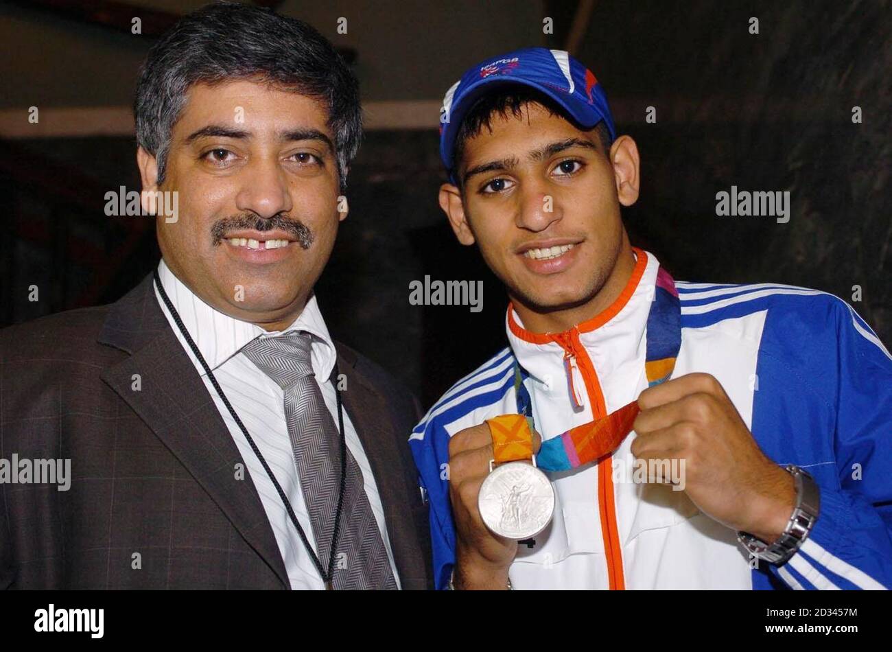 Olympischer Silbermedaillengewinner, Leichtgewicht-Boxer Amir Khan mit seinem Vater Shah Khan (rechts), in Piccadilly, im Zentrum von London zu Beginn der Siegesparade, um die britischen Olympischen Helden zu grüßen. Die Olympischen Sommerspiele waren die beste Mannschaftsleistung Großbritanniens seit 1924. Die Parade wird auch die Hoffnungen Londons, die Spiele 2012 auszurichten, in die Stadt bringen. Stockfoto