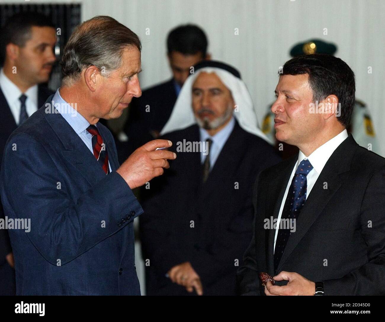 Der Prinz von Wales (links) und Jordaniens König Abdullah sprechen miteinander vor iftar - dem Bruch des Fastens am Ende des Tages im muslimischen heiligen Monat Ramadan am Königlichen Hof in Amman, Jordanien. Stockfoto