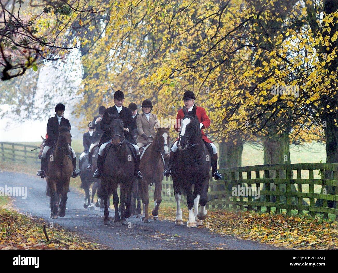 Mitglieder der Zetland Hunt starten zum ersten offenen Treffen der Saison in der Nähe von Richmond in North Yorkshire. Stockfoto