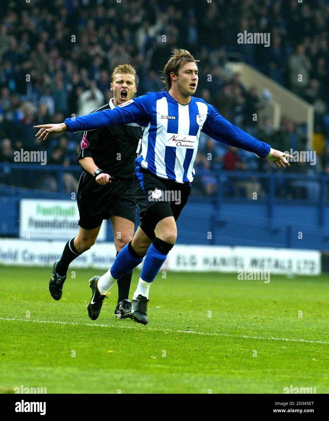 Adam Prodlock von Sheffield Wednesday feiert nach einem Treffer gegen Chesterfield während des Coca-Cola League One Spiels in Hillsborough, Sheffield, Samstag, 30. Oktober 2004. DIESES BILD KANN NUR IM RAHMEN EINER REDAKTIONELLEN FUNKTION VERWENDET WERDEN. KEINE INOFFIZIELLE CLUB-WEBSITE. Stockfoto