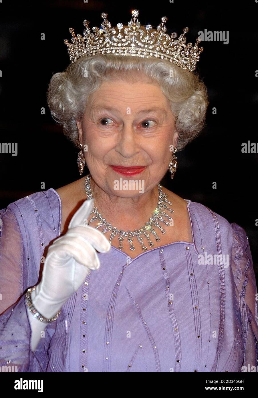 Die britische Königin Elizabeth II. Kommt während ihres dreitägigen Staatsbesuches in Deutschland zum Staatsbankett in Zeugaus in Berlin an. Stockfoto