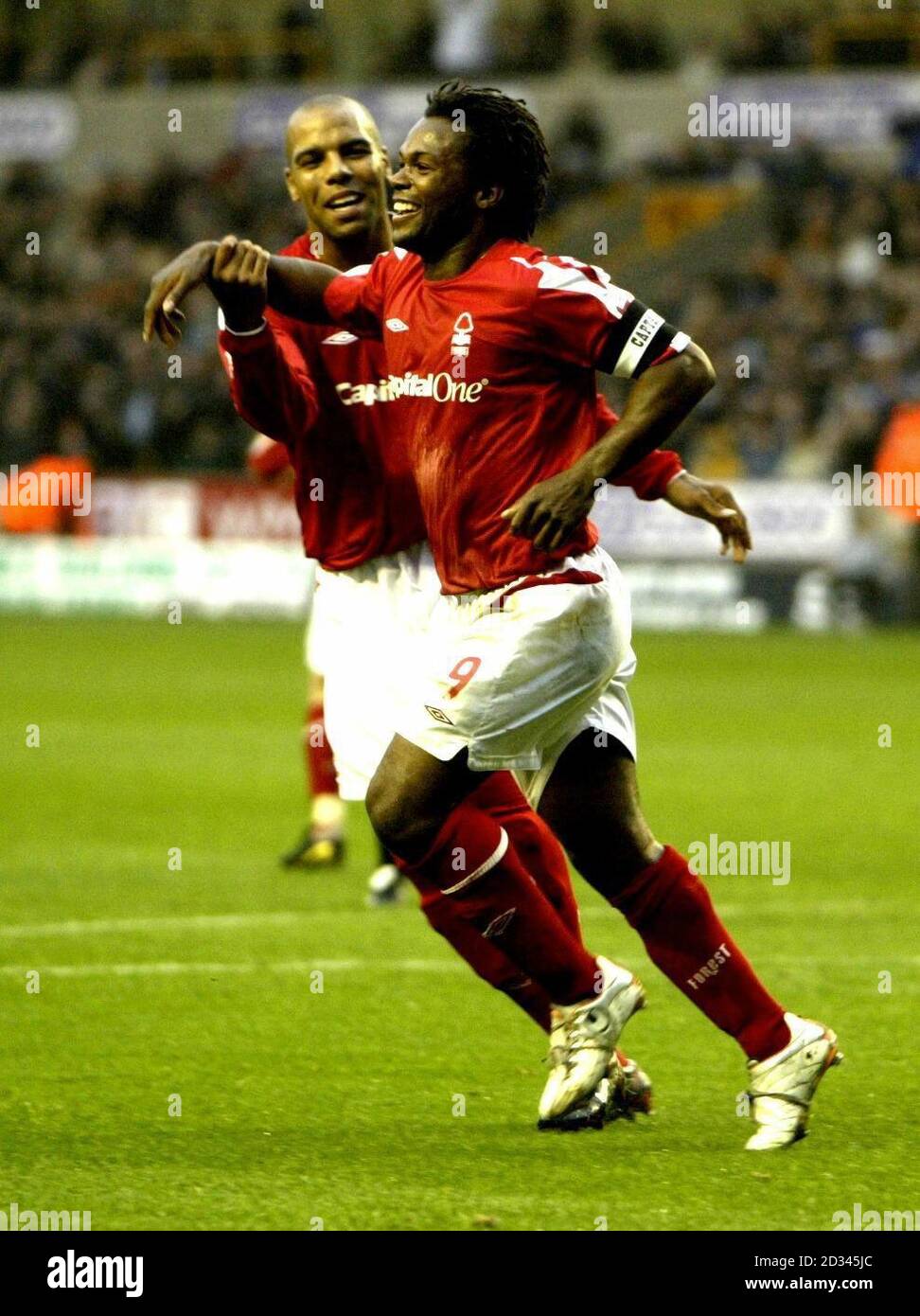 David Johnson von Nottingham Forest feiert sein Ausgleichstor gegen Wölfe während des Coca-Cola Championship-Spiels auf dem Molineux Ground, Wolverhampton, Samstag, 6. November 2004. DIESES BILD KANN NUR IM RAHMEN EINER REDAKTIONELLEN FUNKTION VERWENDET WERDEN. KEINE INOFFIZIELLE CLUB-WEBSITE. Stockfoto