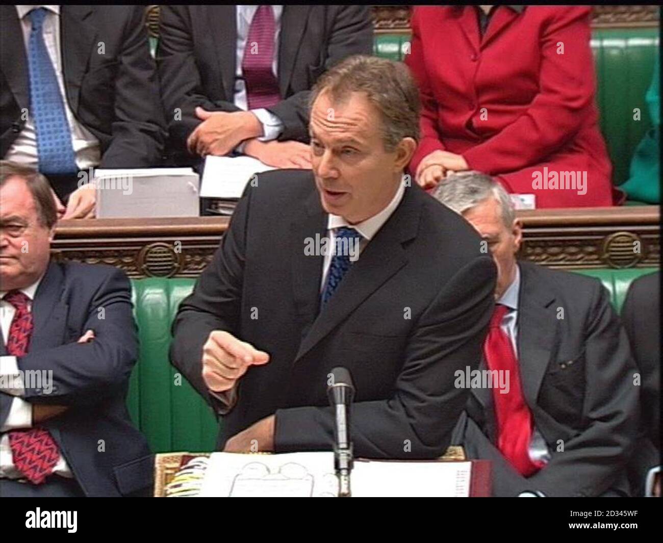 Der britische Premierminister Tony Blair wird während der Fragestunde des Premierministers im britischen Unterhaus in London per Bildschirm aufgenommen. Stockfoto