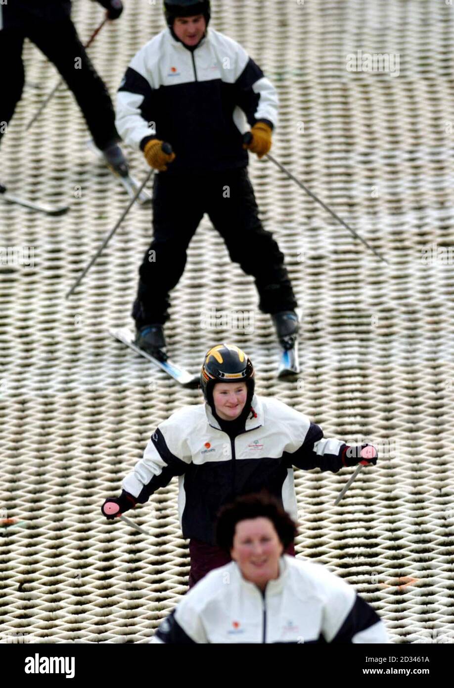 Fiona Bryson (Mitte) Training mit Irish Special Olympics Ski Team, im Kilternan Ski Club in Enniskerry, Co Wicklow, vor dem Training für die Special Olympics World Winter Games 2005 in Nagano, Japan im nächsten Jahr im Februar statt. Stockfoto