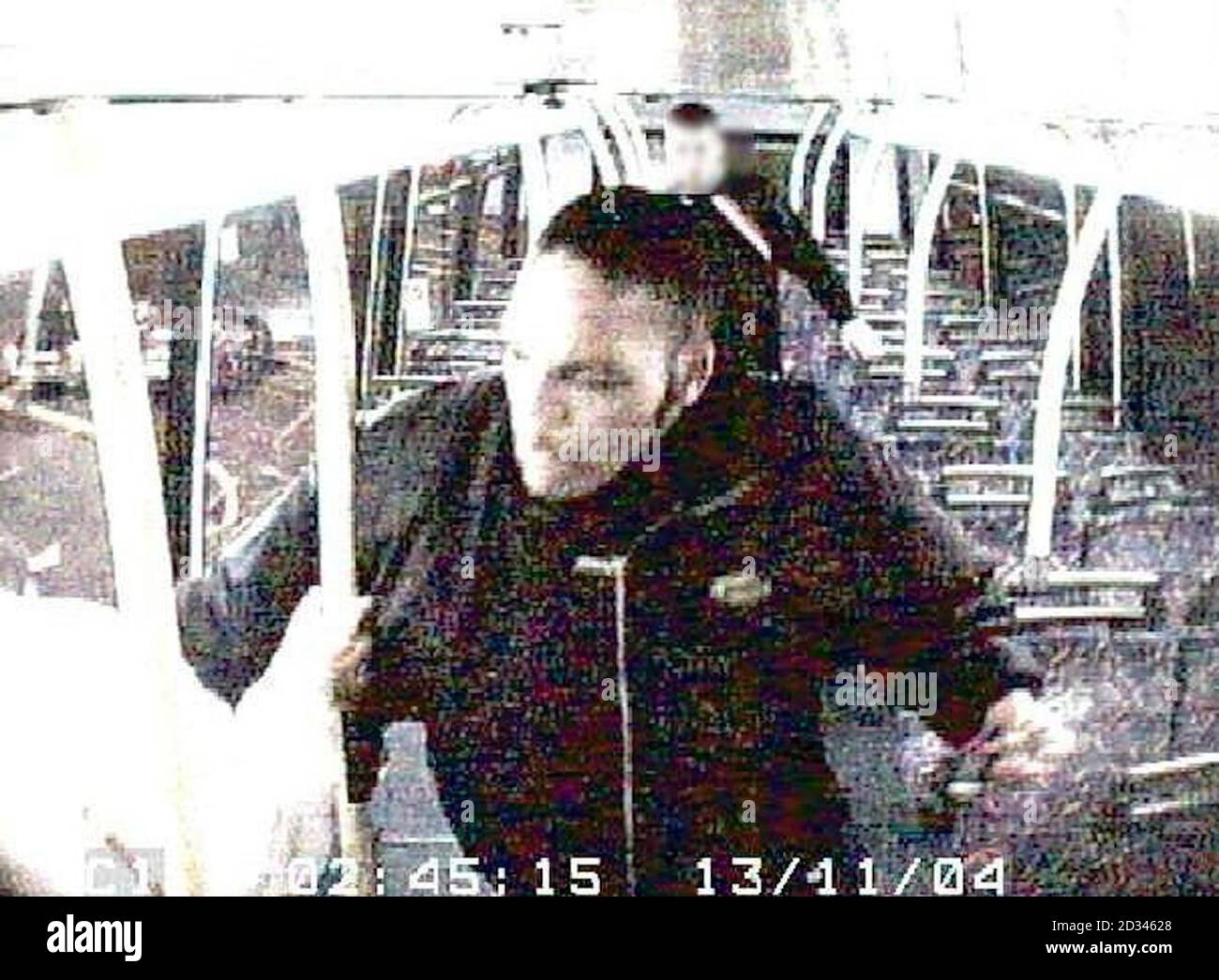 Die Polizei von Metroplitan veröffentlichte cctv-Bilder, in denen sie um Zeugen und Informationen bat.nach einem Vorfall, bei dem ein weißer Mann in seinen späten Zwanzigern Benzin in sein Gesicht gesprüht hatte und von einem schwarzen Mann in seinen späten Teenagern in einen Bus angezündet wurde.der Vorfall ereignete sich gegen 02:30 Uhr am Samstag, den 13/11/04 Mit dem N16 Bus von Victoria nach Edgware, wie es durch High Street, Edgware. CCTV aus dem Bus zeigt, dass es eine Störung zwischen drei oder vier weißen Männern oben im Bus gab. Ein schwarzer Mann im Teenageralter, der auf dem Rücksitz des Oberdecks des Busses schlief, wurde geweckt Stockfoto