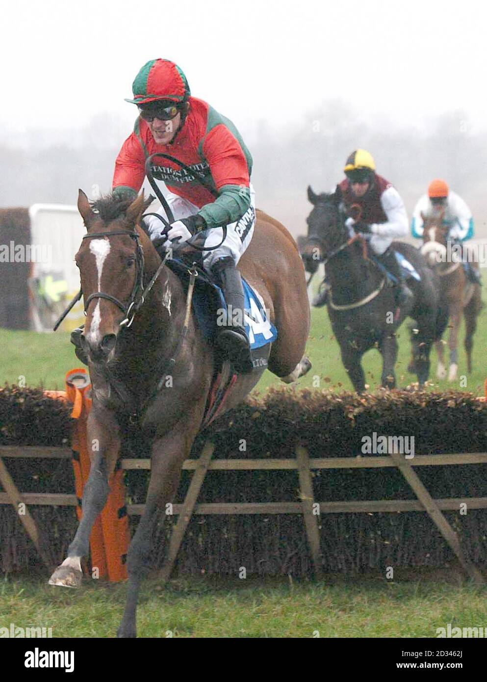 Zurück unter den Gewinnern, machte Champion Jockey Tony McCoy seine Rückkehr zum Rennen, nach Verletzung und er ritt Ursis zum Sieg auf dem Land Jugendlicher Anfänger Hürde bei Wetherby Races in seiner Faust Fahrt zurück. Stockfoto