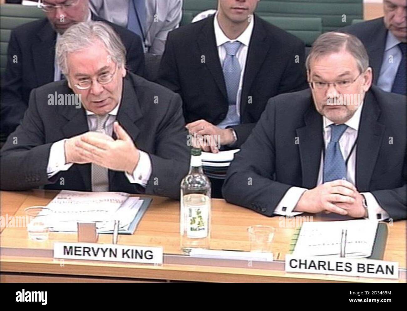 Mervyn King (links), Gouverneur der Bank of England, und Charles Beam, der Exekutivdirektor und Chefökonom der Bank, gaben dem Fiskus-Ausschuss des Unterhauses Beweise für den Inflationsbericht der Bank im November. Stockfoto