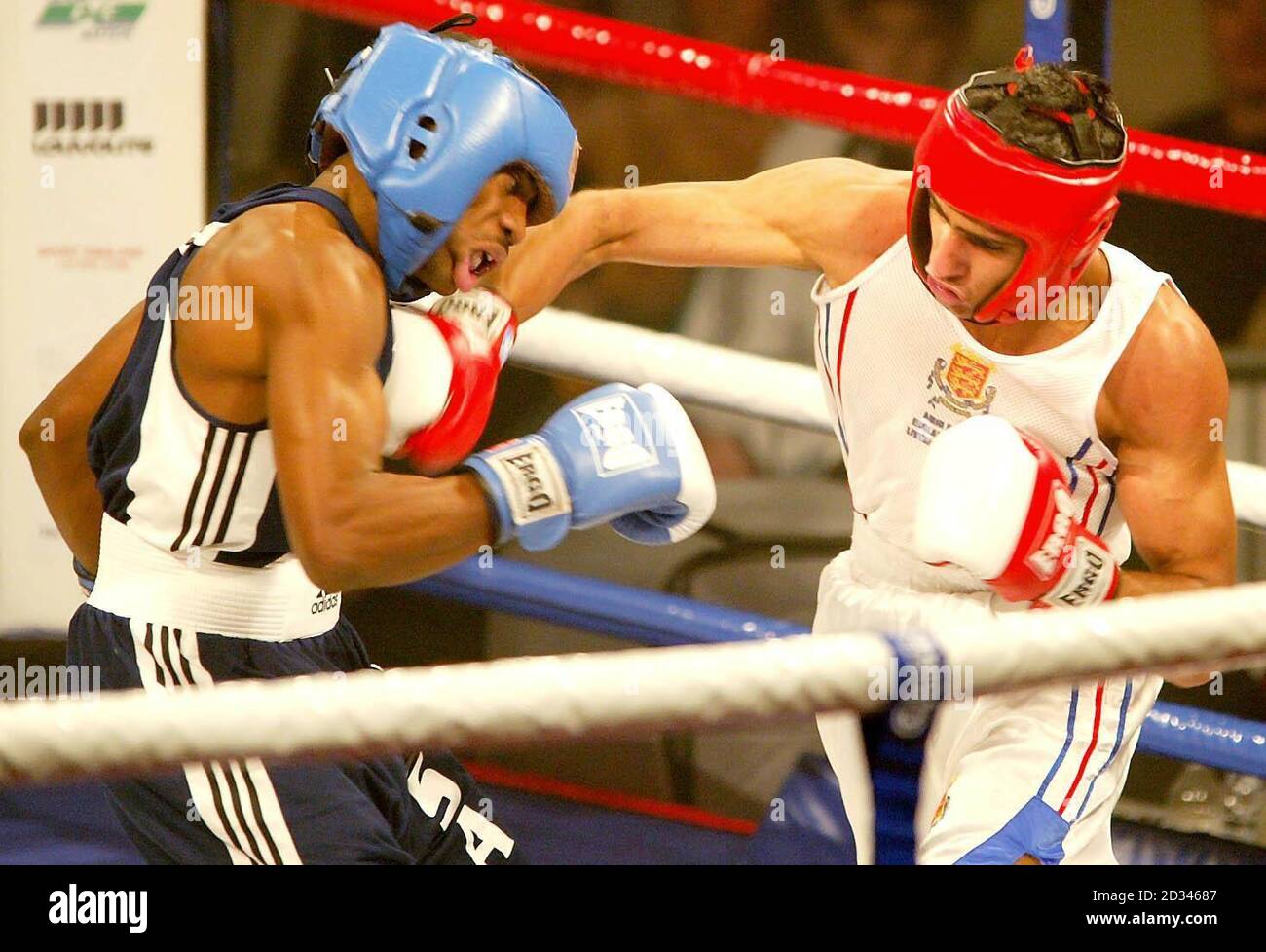 Englands Amir Khan im Kampf gegen den US-Amerikaner Michael Evans bei ihrem 60 kg schweren Kampf im Liverpool Olympia, Liverpool. Khan machte eine triumphale Rückkehr zum Ring drei Monate nach seinem olympischen Silbermedaillenruhm in Athen, als er Evans 35-13 im Amateur-International schlug. Khan hob seine Arme in Anerkennung am Ende, als die Kapazität Menge stieg, um seinen herrlichen, einseitigen Sieg zu rügen. Stockfoto