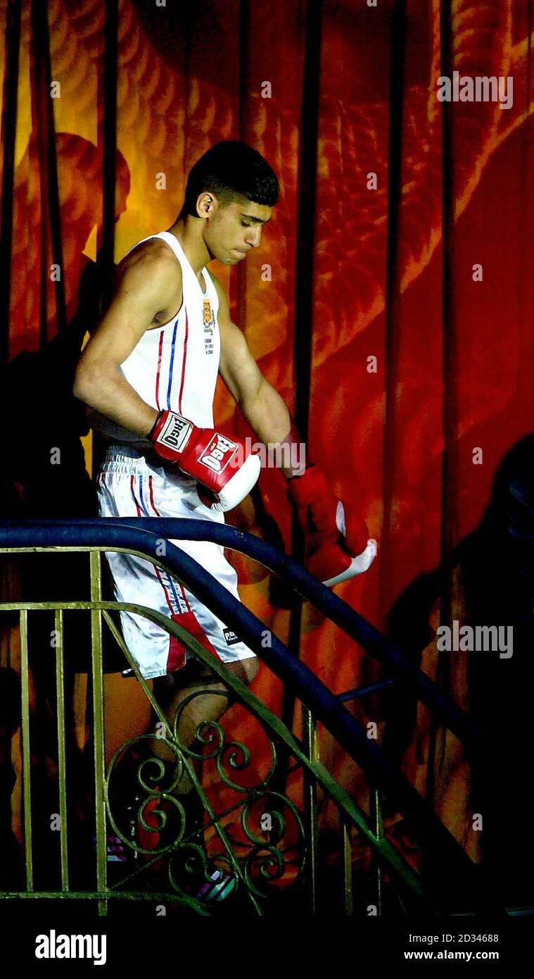 Der englische Amir Khan tritt vor seinem Kampf gegen den US-Amerikaner Michael Evans im Liverpool Olympia, Liverpool, in den Ring. Khan machte eine triumphale Rückkehr zum Ring drei Monate nach seinem olympischen Silbermedaillenruhm in Athen, als er Evans 35-13 im Amateur-International schlug. Khan hob seine Arme in Anerkennung am Ende, als die Kapazität Menge stieg, um seinen herrlichen, einseitigen Sieg zu rügen. Stockfoto