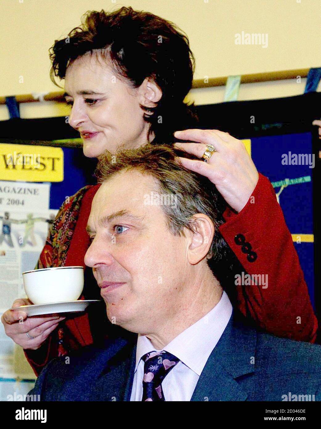 Premierminister Tony Blair schloss sich einer Kreditunion an, als er eine Reihe von Engagements in seinem Wahlkreis in Durham begann. Blair begann in Begleitung seiner Frau Cherie seinen Tag im Dorf Trimdon, wo er der örtlichen Kreditgenossenschaft beitrat. Als Herr Blair die offiziellen Mitgliedschaftspapiere unterschrieb, scherzte er: "Ich kann nicht sehen, was ich unterschreibe, ich habe meine Spezifikationen nicht." Seine Frau antwortete: "Ich bin Anwalt. Sie unterschreiben nichts, was Sie nicht gelesen haben. Stockfoto