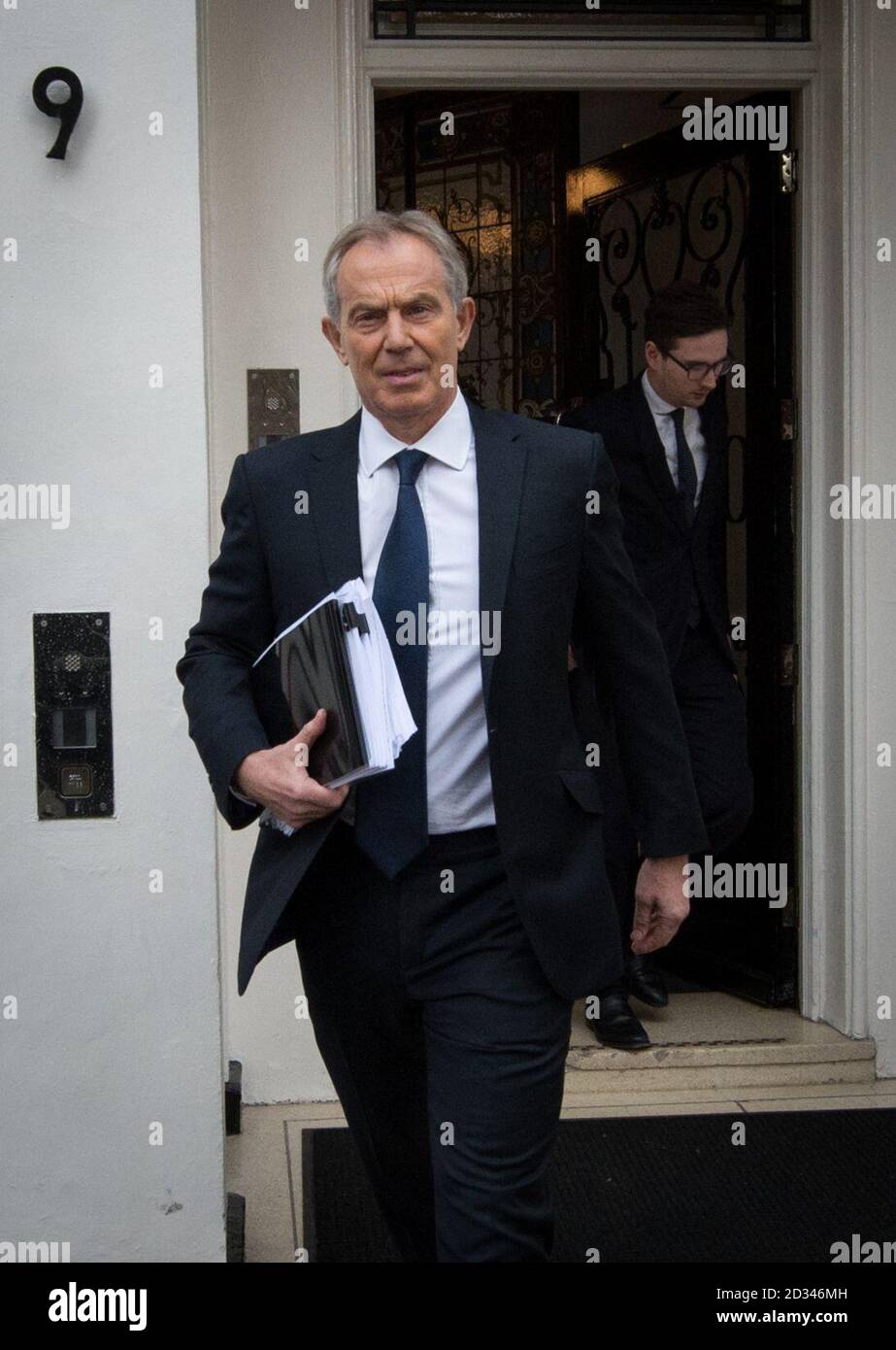 Der ehemalige Premierminister Tony Blair verlässt sein Büro im Zentrum von London, um Fragen im Rahmen der parlamentarischen Untersuchung zu den "On the Runs"-Briefen (OTRS) und dem Abkommen zu beantworten, das er mit Sinn Fein zur Sicherung des Friedens in Nordirland gemacht hat. Stockfoto