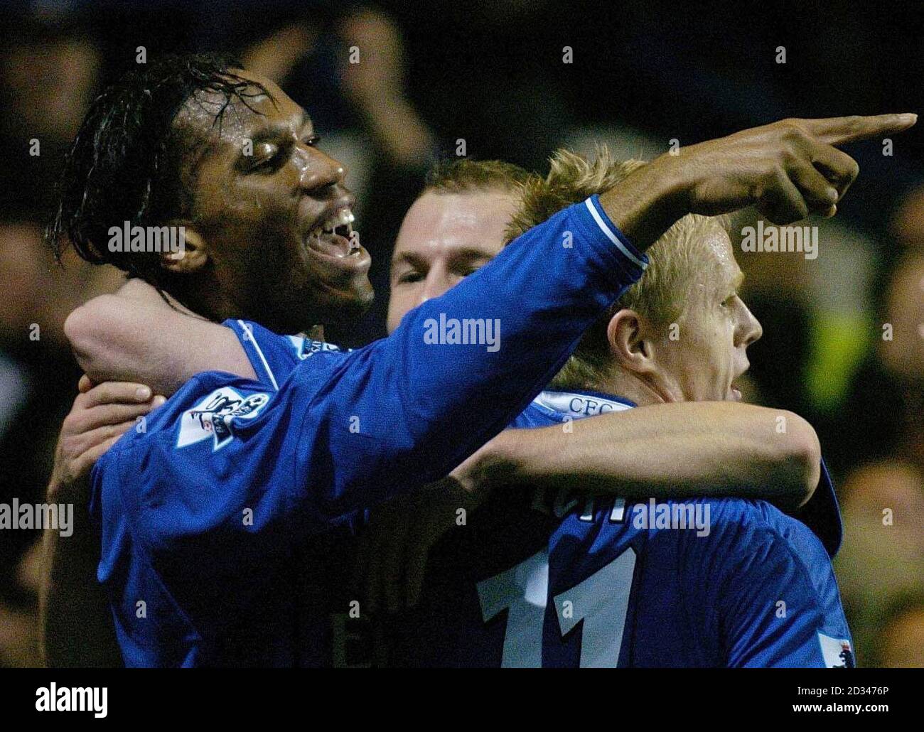 Der Engländer Kieron Dyer (rechts) fordert den isländischen Johann Birnir Gudmundsson während seines internationalen Freundschaftsspiels im City of Manchester Stadium am Samstag, dem 5 2004. Juni, für den Ball heraus. Stockfoto
