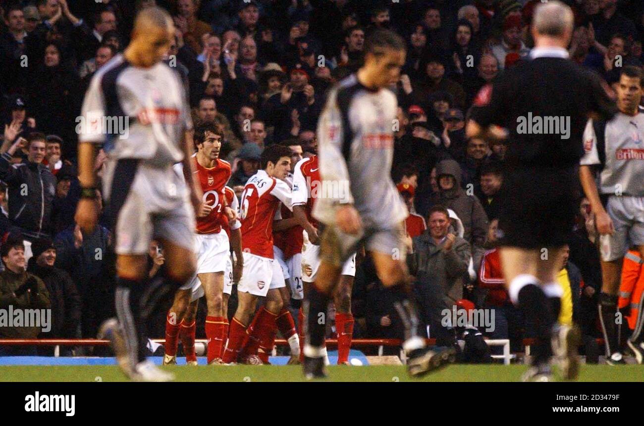 Stoke-Spieler (Vordergrund) zeigen ihre Dejektion, während Arsenal-Spieler (Hintergrund) Robin Van Persies Siegtreffer feiern. Stockfoto