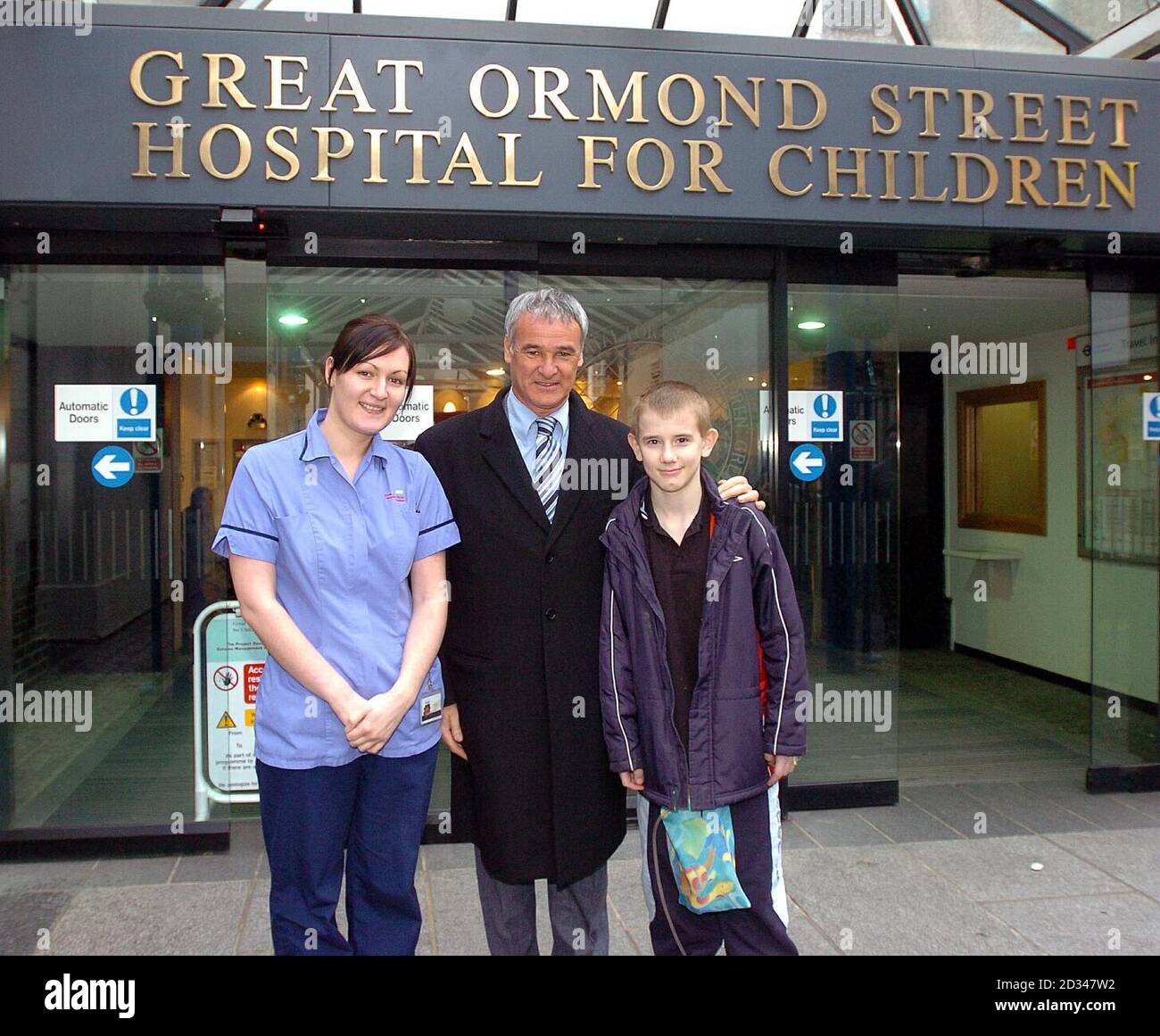 Der ehemalige Chelsea Football Manager Claudio Ranieri trifft den Patienten Tom Potter, 13, aus London und die Krankenschwester Rachelle Reynolds aus Beckenham, Kent. Stockfoto