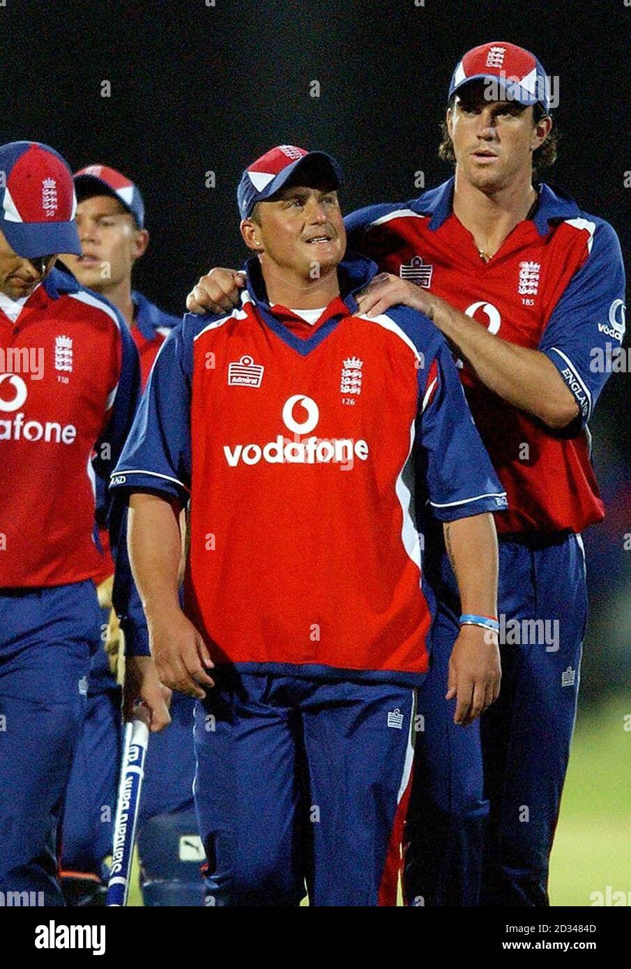 Englands Darren Gough (Mitte) zeigt seine Dejektion, als Teamkollege Kevin Pietersen (rechts) ihn nach der drei Wicket-Niederlage tröstet. Stockfoto