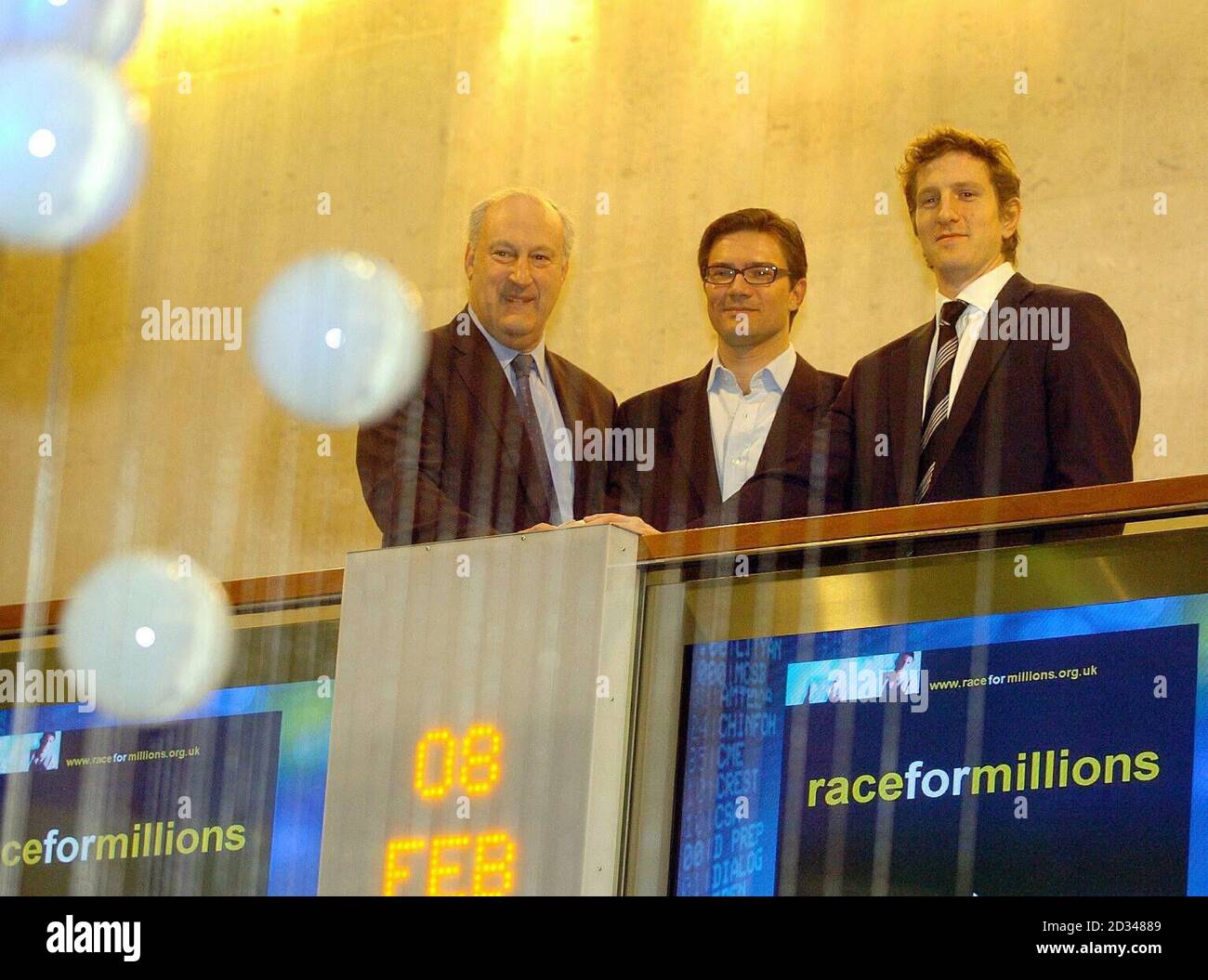 (Von links nach rechts) Sir Victor Blank, Vorsitzender der Great Universal Stores, Marathonläufer Andrew Wessels und England Rugby-Spieler werden Greenwood bei der Eröffnung der London Stock Exchange unterstützen, die Wessels Angebot unterstützt, beim diesjährigen London Marathon 2 Millionen Â£zu sammeln. Stockfoto