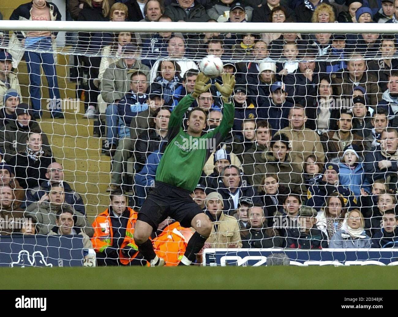 Torhüter Colin Doyle von Nottingham Forest lässt den Ball von Tottenham Hotspur's Jermain Defoe's Freekick fallen, um ein Tor zu erzielen. Stockfoto