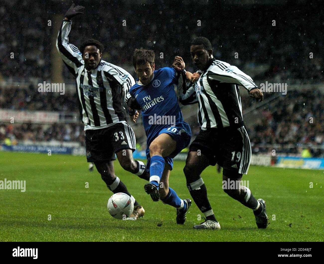 Chelsea's Joe Cole (C) wird von Newcastle United's Titus Bramble (R) und Celestine Babayaro geschlagen. Stockfoto