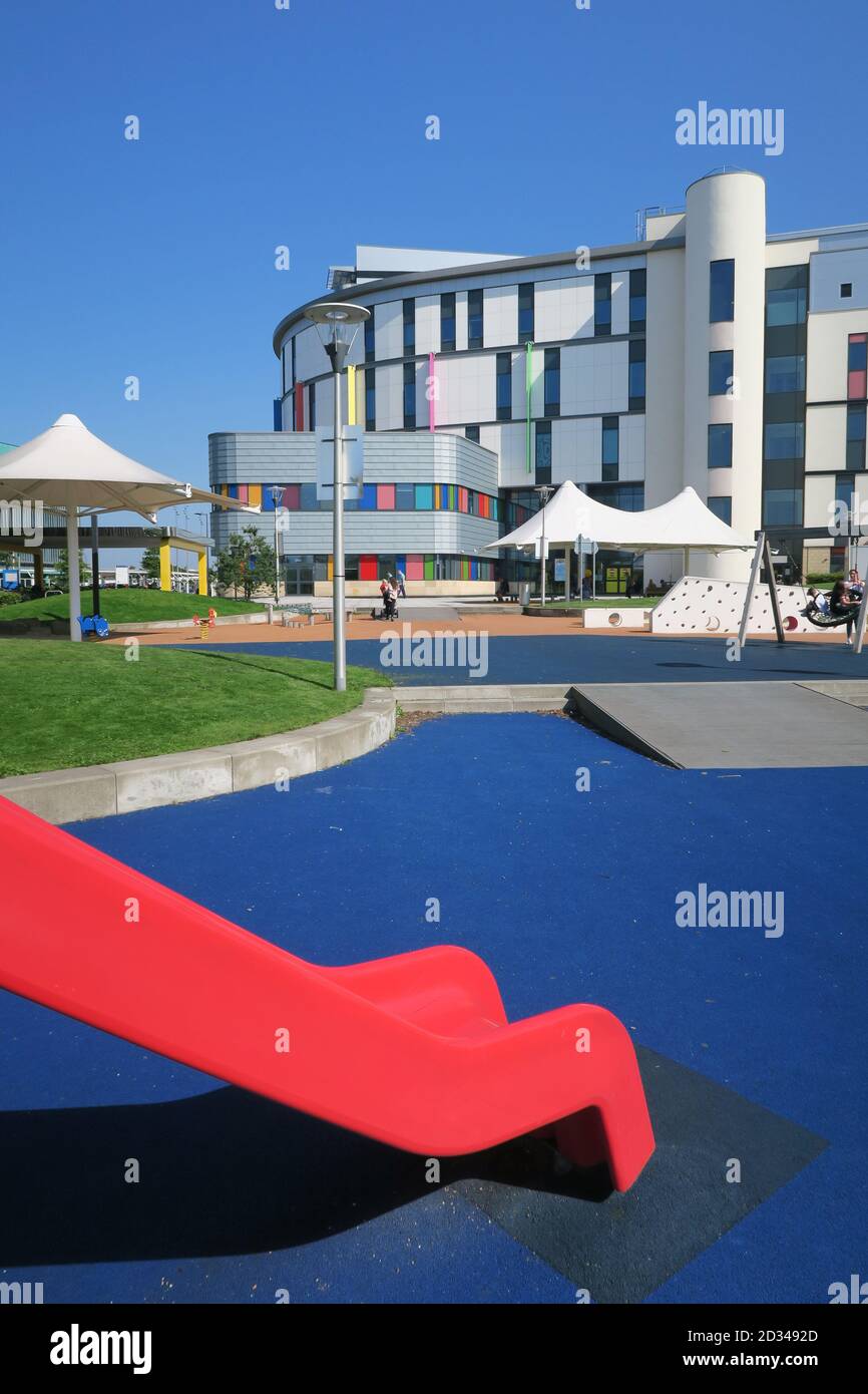 Kinderspielplatz vor dem Royal Hospital for Children in Glasgow, Schottland Stockfoto