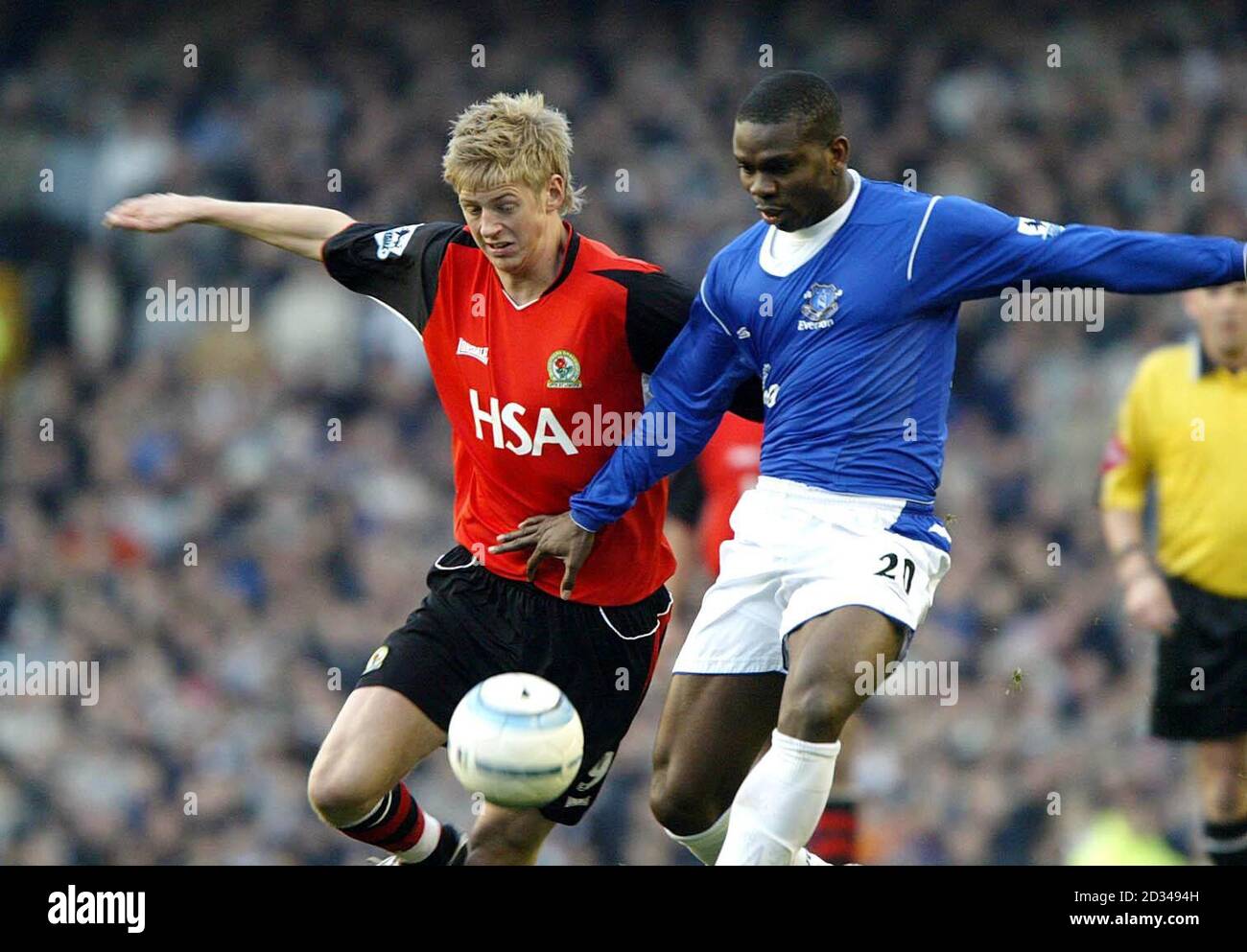 Evertons Joseph Yobo kämpft mit Blackburn Rovers' Jonathan Stead (links) um den Ball. Stockfoto