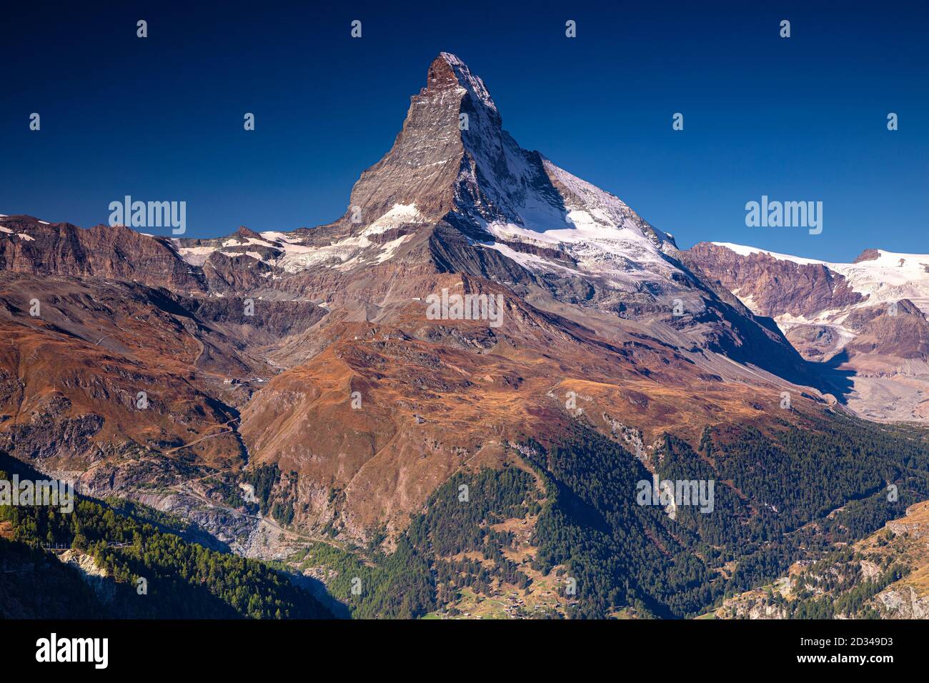 Matterhorn, Schweizer Alpen. Landschaftsbild der Schweizer Alpen mit dem Matterhorn bei schönem Herbstaufgang. Stockfoto