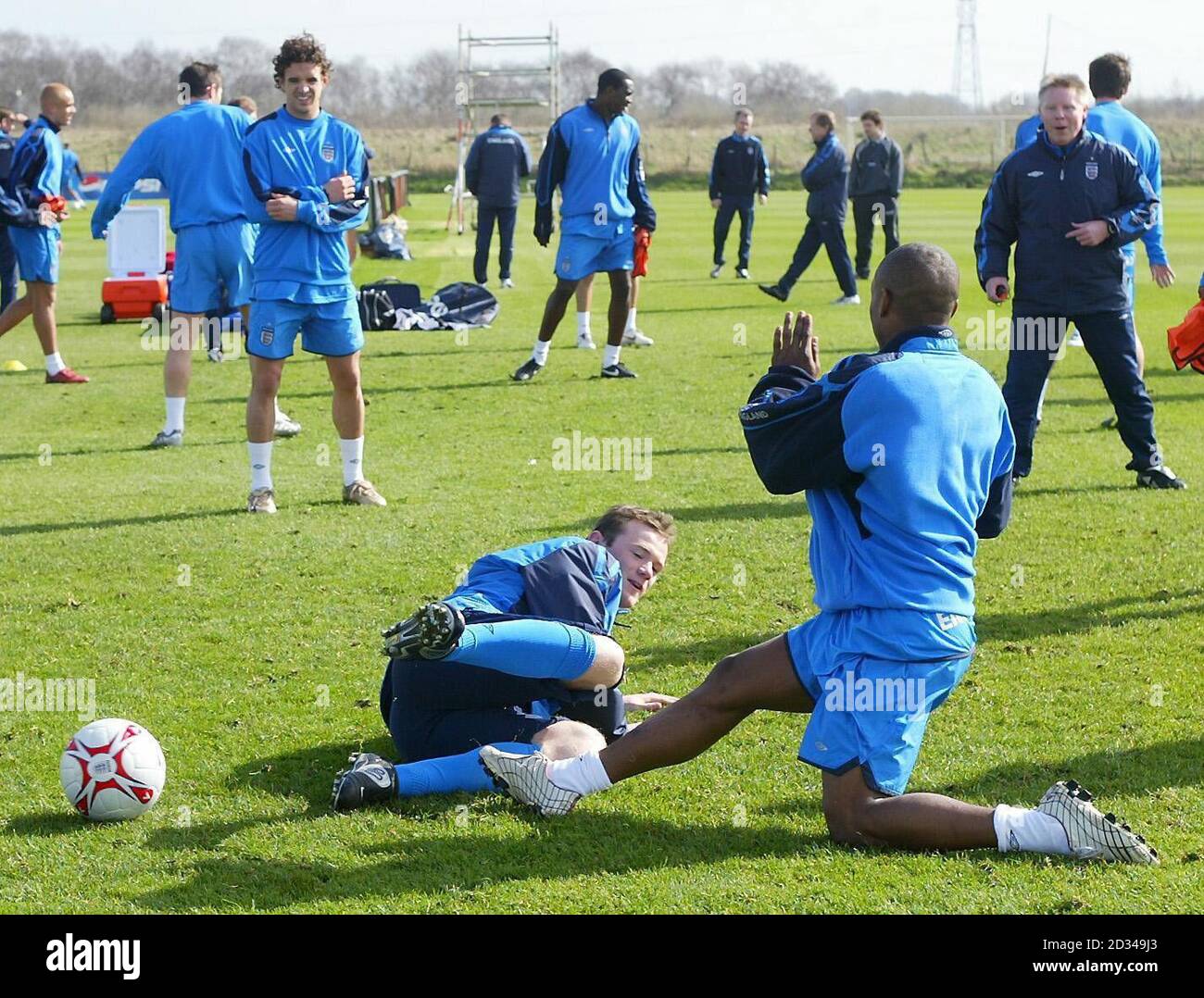 Der englische Wayne Rooney fordert Jermain Defoe (R) während einer Trainingseinheit heraus. Stockfoto