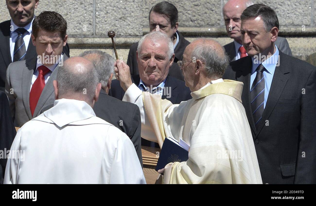 Der ehemalige Profifußballer und aktuelle Fernsehpundit Eamon Dunphy (Mitte) reagiert, als er den Sarg des verstorbenen Sportsenders Bill O'Herlihy während seiner Trauermesse in der Church of Our Lady of Perpetual Succor, Foxrock, Dublin, trägt. Stockfoto