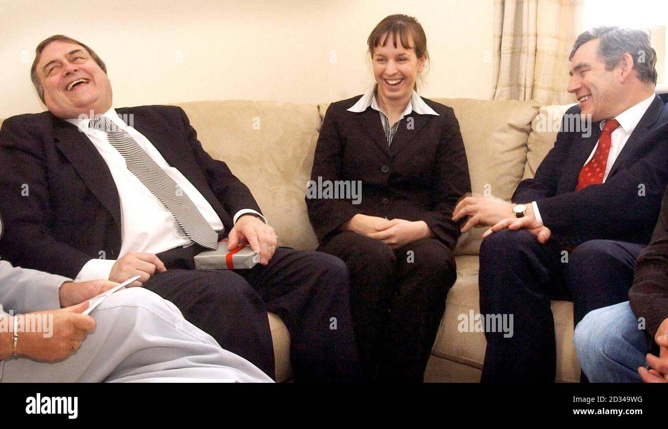 Der stellvertretende Premierminister John Prescott und der Kanzler Gordon Brown treffen Amanda Steaman, die zusammen mit ihrem Partner Ben Packer eine Wohnung in einem gemeinsamen Eigentumsrecht in der Worth Park Avenue gekauft haben. Stockfoto
