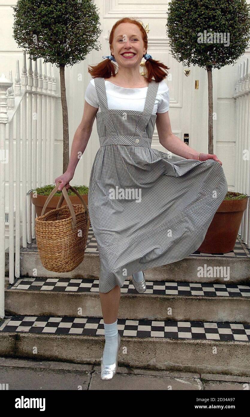 Bonhams-Mitarbeiterin Serena Dawson-Brown aus London trägt das Originalkleid von Judy Garland, als sie Dororthy im Film The Wizard of Oz spielte. Das Kleid wird am 27. April bei einer Auktion verkauft. Stockfoto