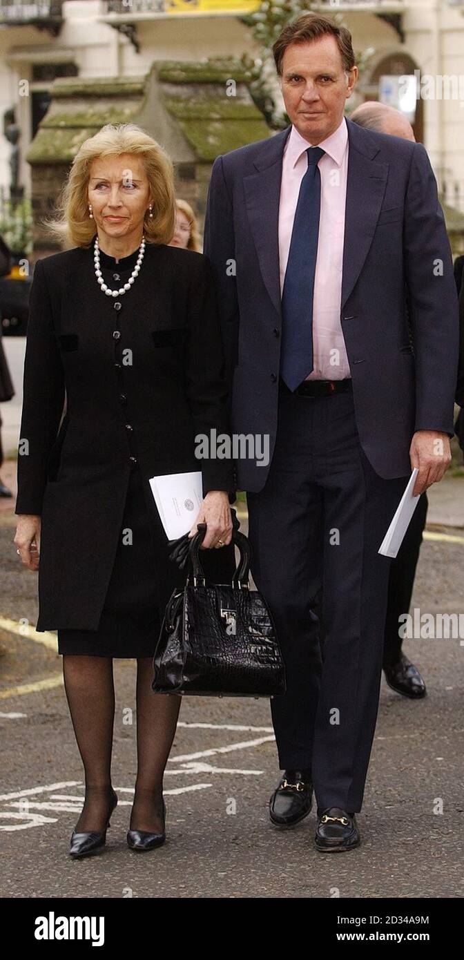 Der ehemalige Minister des Tory-Kabinetts, Jonathan Aitken, und seine Frau Elizabeth gehen nach einem Gedenkgottesdienst für den Geschäftsmagnaten Lord Hanson, der im vergangenen November im Alter von 82 Jahren starb. Stockfoto